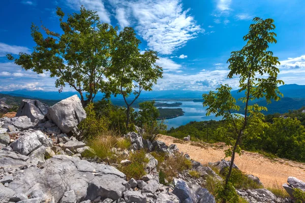 Jezioro Slansko, Niksic, u podnóża Mount Trebjesa, Czarnogóra. — Zdjęcie stockowe