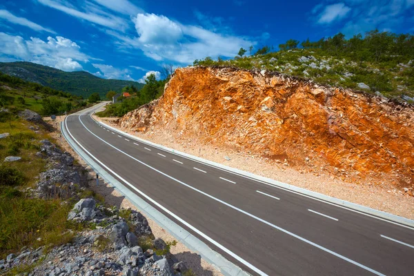 Droga do Niksic, u podnóża Mount Trebjesa, Czarnogóra. — Zdjęcie stockowe