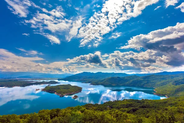 Jezioro Slansko, Niksic, u podnóża Mount Trebjesa, Czarnogóra. — Zdjęcie stockowe