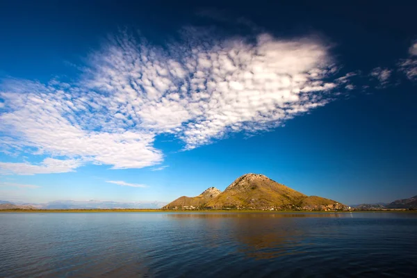 这座山上空的云块。斯卡达尔湖。黑山. — 图库照片
