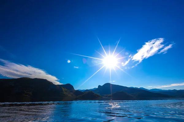 灿烂的阳光，在斯卡达尔湖之上。黑山. — 图库照片