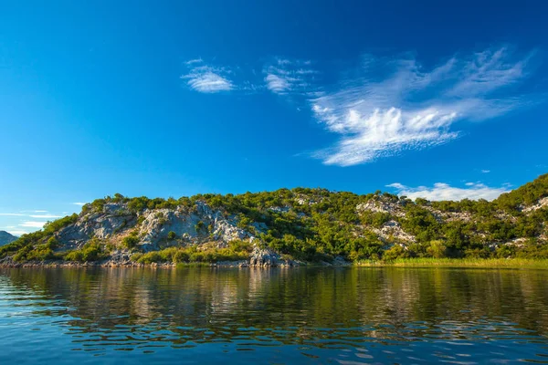 Zboczu góry skaliste z drzew na Jezioro Szkoderskie. Czarnogóra. — Zdjęcie stockowe