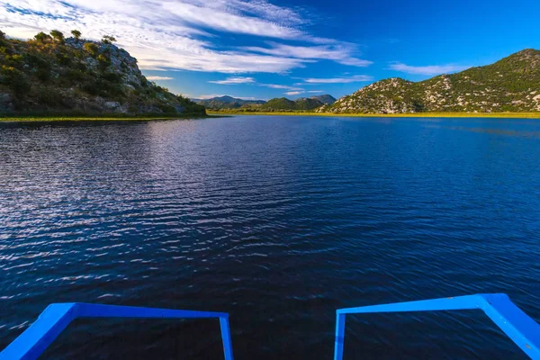 下降到湖从船。欢迎来到斯卡达尔湖、 黑山. — 图库照片