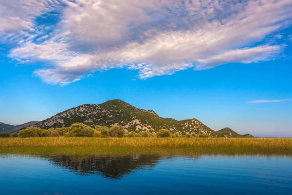 Nuvens incrivelmente bonitas sobre o Lago Skadar. Montenegro . — Fotografia de Stock