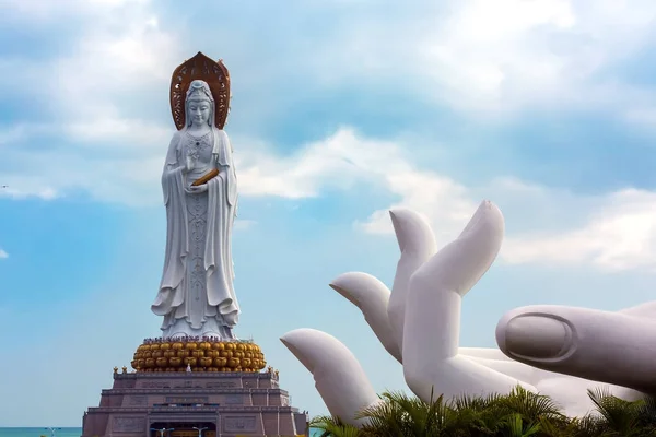 Fehér Guanyin szobor Nanshan Buddhista Kulturális Parkban, Sanya, Hainan sziget, Kína. — Stock Fotó