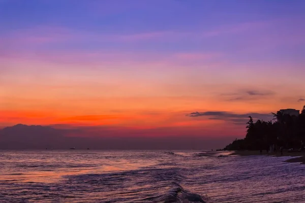 Apus de soare pe plaja Sanya, China . — Fotografie, imagine de stoc