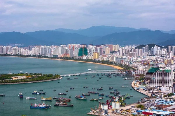 Şehir Limanı, çok sayıda gemi ile. Sanya, Hainan, Çin. — Stok fotoğraf