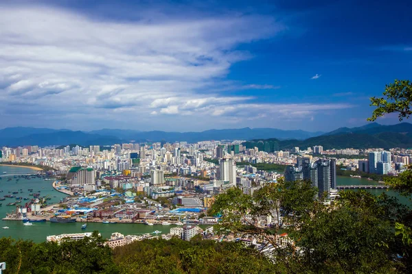 Luhuitou Park'tan şehir panoraması. Sanya, Hainan, Çin.