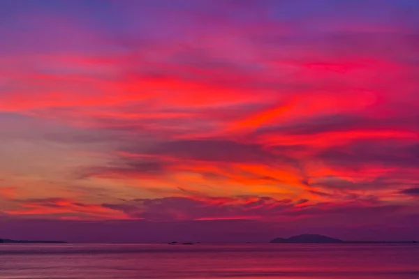 Pôr do sol roxo em Sanya, Hainan, China . — Fotografia de Stock