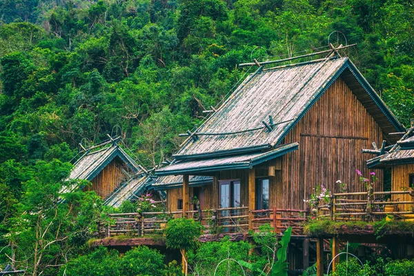 A fából készült bambusz ház egy esőerdő. Sanya Li és Miao falu. Hainan, Kína. — Stock Fotó