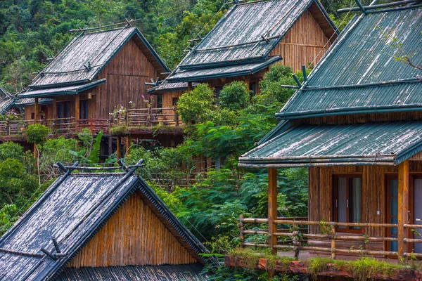 Fából készült bambusz házak a dzsungelben. Sanya Li és Miao falu. Hainan, Kína. — Stock Fotó