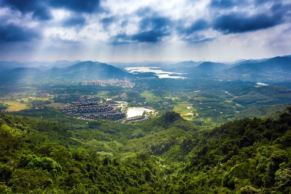Göl kenarında tropik bir ormanda bir şehir. Yanoda yağmur ormanları. Hainan, Çin.