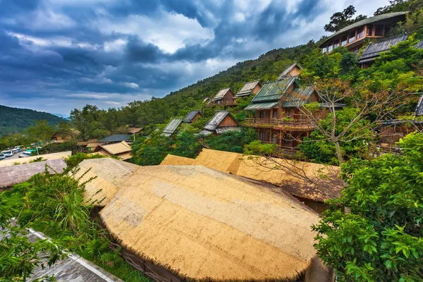 Bambushäuser aus Holz im Dschungel. sanya li und miao village. hainan, china. — Stockfoto