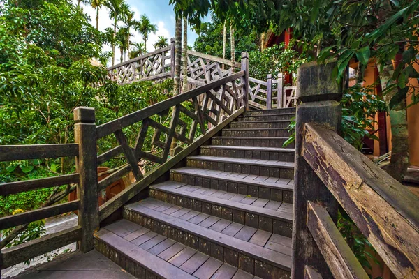 Escalera de madera al puente. Sanya Li y Miao Village. Hainan, China . — Foto de Stock