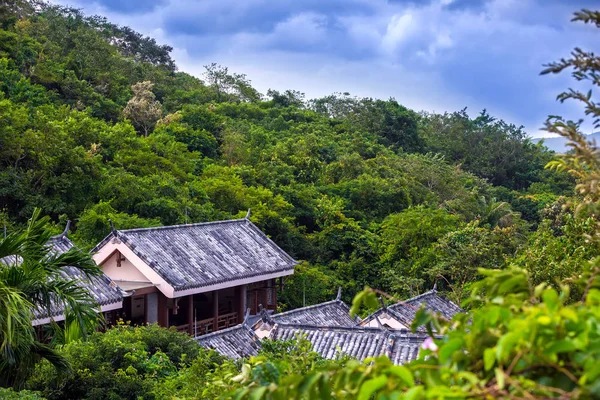 Ormanın ortasında bir ev kayrak çatıda. Yalong Bay Tropic cennet Forest Park, Hainan, Çin.