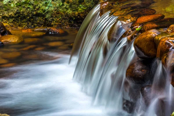 Schnell auf dem kleinen Fluss. yalong bay tropischen Paradies Waldpark, Hainan, China. — Stockfoto