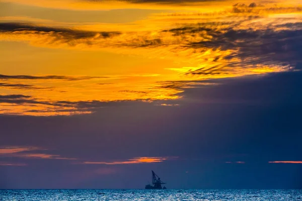 Yüzer petrol platformunda deniz günbatımı. Hainan, Çin.