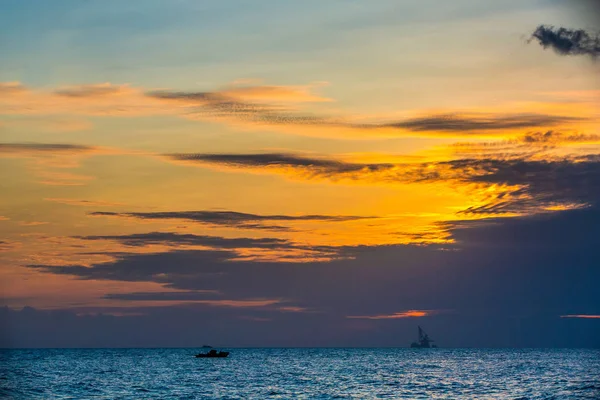 Yüzer petrol platformunda deniz günbatımı. Hainan, Çin.