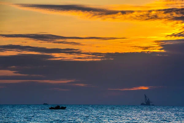 Floating oil platform on sea sunset. Hainan, China. — Stock Photo, Image