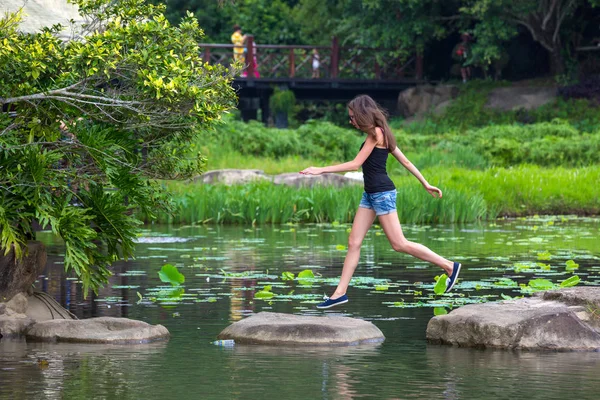 Springende Frau im Yanoda Nationalpark, Hainan, China. — Stockfoto