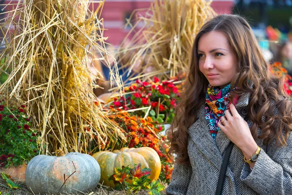 Una mujer con un abrigo gris y una bufanda de colores en otoño en Moscú . — Foto de Stock