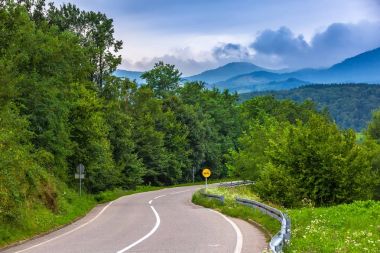Dağlarda Valjevo, Sırbistan için dolambaçlı bir yol.