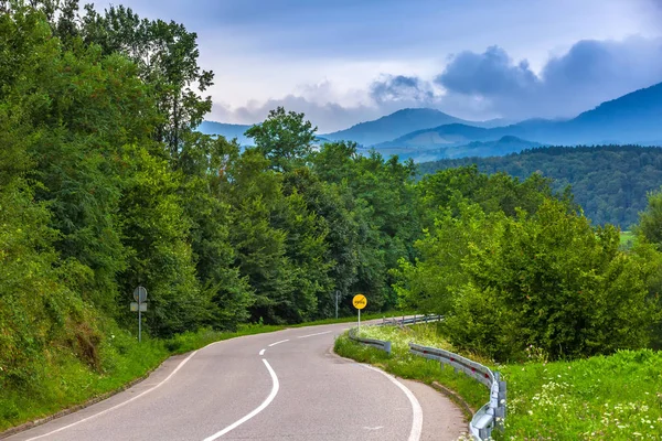 Dağlarda Valjevo, Sırbistan için dolambaçlı bir yol.