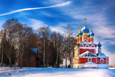 Kar kaplı şehrin Katedrali.