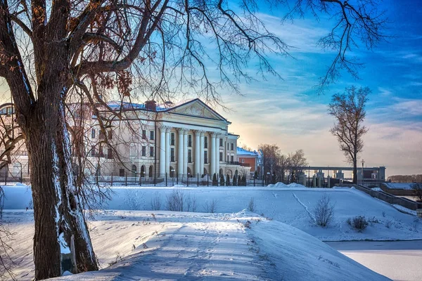 Villa am Wasser von Uglich, Russland. — Stockfoto