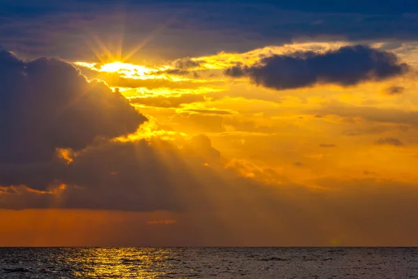 Puesta de sol en la isla Lombok, Indonesia . — Foto de Stock