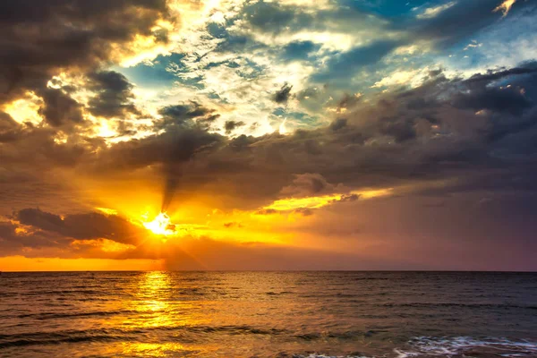 Pôr do sol na ilha de Lombok, Indonésia . — Fotografia de Stock