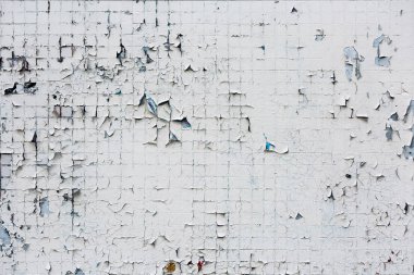 Küçük döşeme beyaz boya ile duvar çatlaklar.