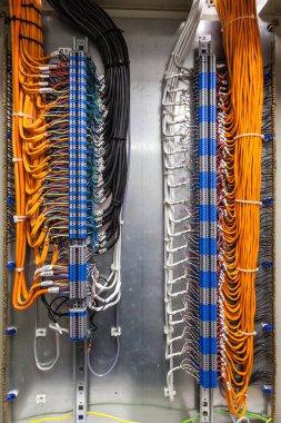 Montaj kabini terminalleri aracılığıyla bağlanır