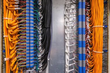 Montaj kabini terminalleri aracılığıyla bağlanır