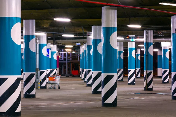 Geceleri otopark boş alışveriş merkezi.