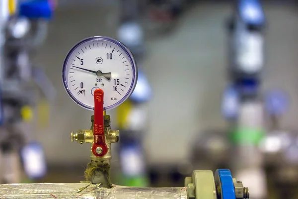 Манометр промышленного давления в трубопроводе, измерительный прибор . — стоковое фото