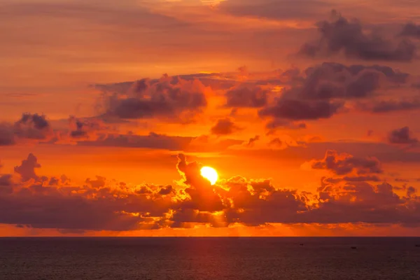 Sol Colorido Brilhante Esconde Atrás Nuvens Cor Vermelha Vai Além — Fotografia de Stock