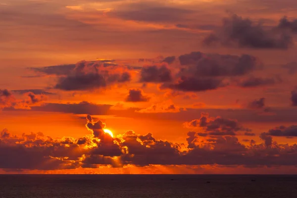 Sol Colorido Brilhante Esconde Atrás Nuvens Cor Vermelha Vai Além — Fotografia de Stock