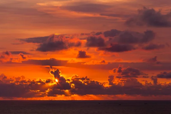 Sol Colorido Brilhante Esconde Atrás Nuvens Cor Vermelha Vai Além — Fotografia de Stock