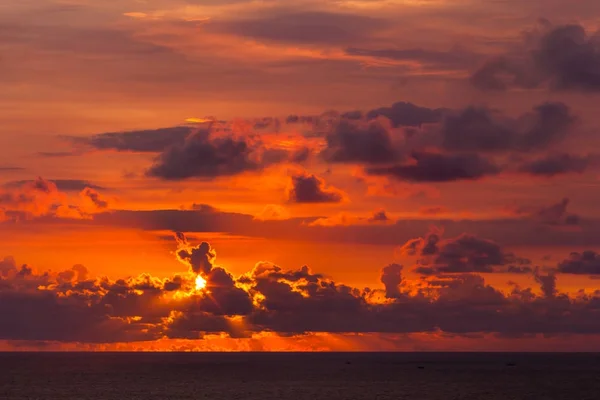 Pôr do sol surpreendente de Uluwatu Temple, Bali, Indonésia . — Fotografia de Stock