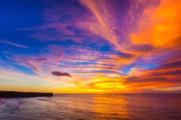 Pôr do sol em Jimbaran, South Kuta, Bali, Indonésia . — Fotografia de Stock