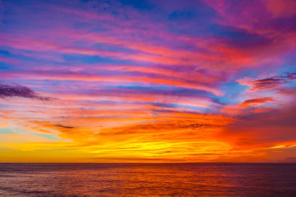 Pôr do sol em Jimbaran, South Kuta, Bali, Indonésia . — Fotografia de Stock