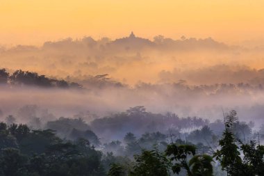 Renkli gündoğumu arka plan Borobudur Tapınağı, silüeti Gunung Merapi, Merbabu. Punthuk Setumbu görünümünden.