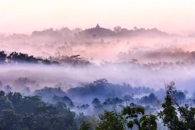 Renkli gündoğumu arka plan Borobudur Tapınağı, silüeti Gunung Merapi, Merbabu. Punthuk Setumbu görünümünden.