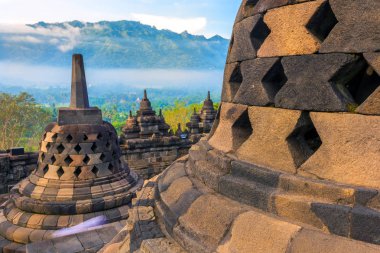 Candi Borobudur yağmur ormanları, sabah sis ve Sumbing dağ arka planda.