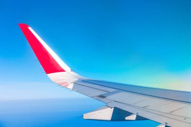 Uçuş sırasında uçağın kanat.