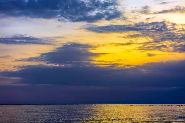 Puesta de sol en el Mar Negro, Adler, Sochi, Rusia . — Foto de Stock