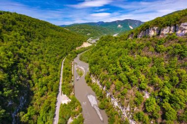 Renkli bahar yeşil orman Mzımta yolun akan nehrin kıyısında yamaçlarında.