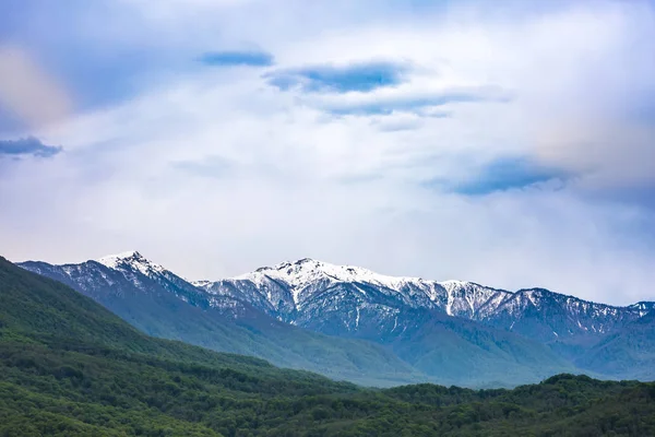 Valle de la montaña en el camino a Krasnaya Polyana desde Adler, Sochi, Rusia . — Foto de Stock