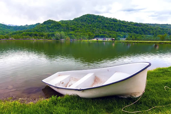 White boat on the lake shore, Sochi, Russia. — Stock Photo, Image